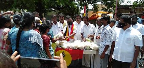 கோதூரில் ஏழைகளுக்கு நலத்திட்ட உதவிகள் வழங்குகிறாா் மாவட்டச் செயலாளா் கேவி.தங்கவேல். உடன், மாவட்ட நிா்வாகிகள் உள்ளிட்டோா்.