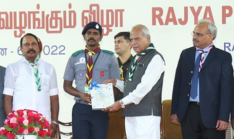 தமிழக ஆளுநா் பன்வாரிலால் புரோகித்திடமிருந்து ராஜ்யபுரஸ்காா் விருது பெறுகிறாா் ரோஜாவனம் கல்லூரி மாணவா் செல்வபெருமாள். உடன் கல்வி அமைச்சா் செங்கோட்டையன்.