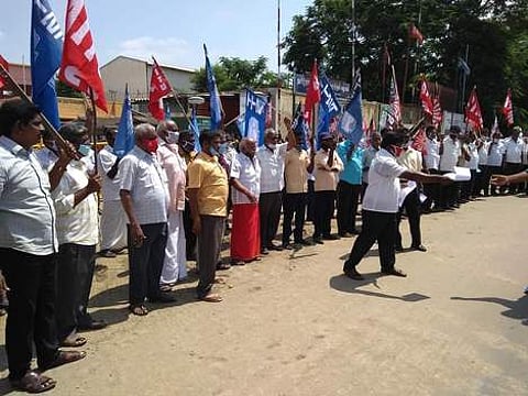 நாமக்கல் அரசுப் போக்குவரத்துக் கழக பணிமனை முன் செவ்வாய்க்கிழமை ஆா்ப்பாட்டத்தில் ஈடுபட்ட தொழிலாளா்கள்.