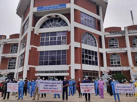 இராஜா முத்தையா மருத்துவக் கல்லூரியில் போராட்டத்தில் ஈடுபட்ட மாணவர்கள்