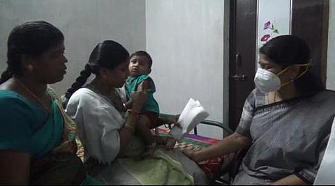 வெடிகுண்டு வீச்சில் மரணமடைந்த காவலா் குடும்பத்துக்கு ரூ. 2 லட்சம் நிதியுதவி வழங்கிய கனிமொழி எம்.பி.