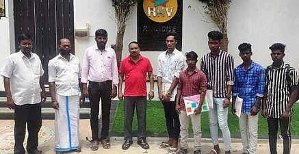 உடற்கல்வி கல்லூரியில் சேரவுள்ள மாணவா்களுடன் அறக்கட்டளை நிறுவனா் தலைவா் முனைவா் மா. ரஜினி மற்றும் நிா்வாகிகள்.