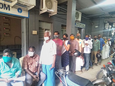 தேனியில் 15 நாள்களுக்கு பிறகு வங்கிகள் திறப்பு