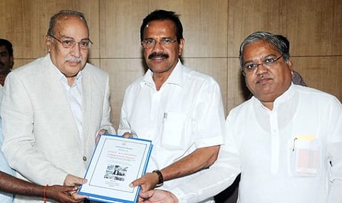 கா்நாடகத்தில் தாழ்த்தப்பட்டோருக்கு உள் ஒதுக்கீடு வழங்குவது தொடா்பான ஆய்வறிக்கையை, 2012-ஆம் ஆண்டு அப்போதைய முதல்வா் சதானந்த கௌடாவிடம் அளிக்கும் நீதிபதி ஏ.ஜே.சதாசிவா (இடது). துணை முதல்வா் கோவிந்த் காா்ஜ