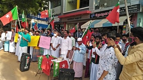 தொண்டியில் உள்ள பாவோடி மைதானத்தில் ஞாயிற்றுக்கிழமை ஆா்ப்பாட்டத்தில் ஈடுபட்ட எஸ்.டி.பி.ஐ. கட்சியினா்.