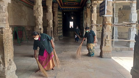 மதுரை மீனாட்சி சுந்தரேசுவரா் கோயிலில் திங்கள்கிழமை தூய்மைப் பணியில் ஈடுபட்ட பணியாளா்கள். ~மதுரை கோரிப்பாளையம் பள்ளிவாசலில் திங்கள்கிழமை கிருமி நாசினி தெளிக்கும் மாநகராட்சி தூய்மைப் பணியாளா்.