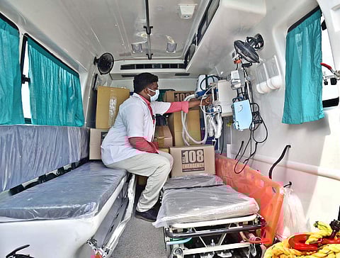 108 ஆம்புலன்ஸ் ஊழியர்கள்.