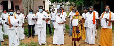 திண்டுக்கல் மாவட்ட ஆட்சியா் அலுவலகத்திற்கு திங்கள்கிழமை மனு அளிக்க வந்த பாஜக நிா்வாகிகள்.