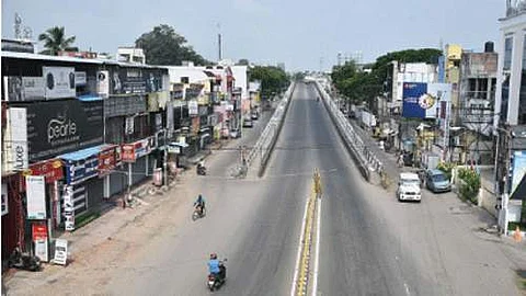 தளர்வற்ற முழு பொது முடக்கத்தால் ஞாயிற்றுக்கிழமை வெறிச்சோடி காணப்பட்ட சென்னை கோடம்பாக்கம் மேம்பாலம்.