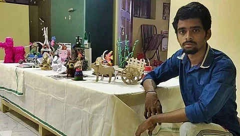 கரோனா காலத்தில் உருவாக்கிய கைவினைப் பொருள்களுடன் கல்லூரி மாணவர் மாலி.