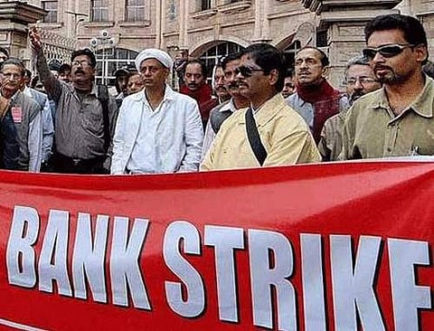 வங்கிகளில் 50% ஊழியர்கள் மட்டுமே பணிக்கு வர அனுமதிக்கக் கோரி ஆக.20-இல் வேலைநிறுத்தம்: வங்கி ஊழியர்கள் கூட்டமைப்பு அறிவிப்பு