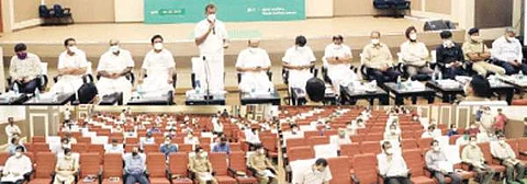 சென்னை மாநகராட்சிக்குட்பட்ட பகுதிகளில் மேற்கொள்ளப்பட்டு வரும் கரோனா நோய்த் தொற்று தடுப்பு மற்றும் பாதுகாப்பு நடவடிக்கைகள் தொடர்பாக உள்ளாட்சித்துறை அமைச்சர் எஸ்.பி.வேலுமணி தலைமையில் ஆய்வுக்கூட்டம்.