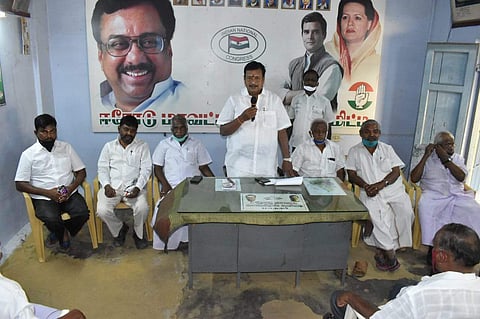 ஆலோசனைக் கூட்டத்தில் பங்கேற்ற காங்கிரஸ் கட்சியினர்