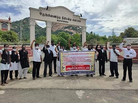 வட்டியில்லா வங்கி கடன் கேட்டு திருச்செங்கோட்டில் வழக்குரைஞர்கள் ஆர்ப்பாட்டம்
