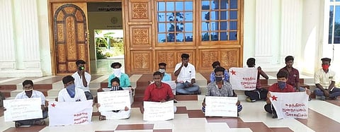 நன்னிலத்தில் ஆர்ப்பாட்டத்தில் ஈடுபட்ட மாணவர்கள்