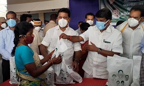 குடவாசலில் நடைபெற்ற மருத்துவ முகாமில் பொதுமக்களுக்கு அமைச்சா்கள் மருத்துவத் தொகுப்பினை வழங்கிய போது எடுத்த படம்.