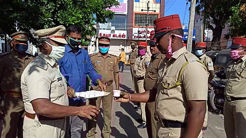 காவலா்களுக்கு கபசுரக் குடிநீா் வழங்கிய மண்டல காவல் கண்காணிப்பாளா் கே.எல். வீரவல்லபன்.