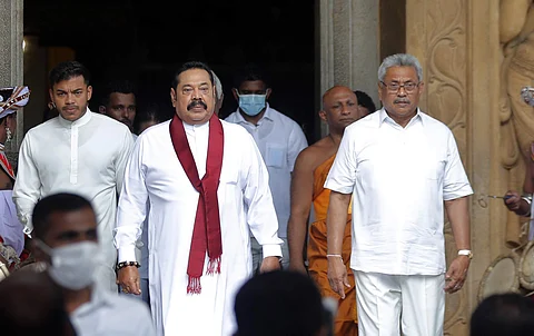 இலங்கை பொதுஜன பெரமுனா கட்சித் தலைவர் மகிந்தா ராஜபட்ச 4-வது முறையாக இலங்கைப் பிரதமராக இன்று (ஞாயிற்றுக்கிழமை) பதவியேற்றுக் கொண்டார்.