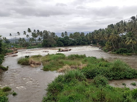 முல்லைப் பெரியாறு அணையிலிருந்து ஞாயிற்றுக்கிழமை கூடுதலாக நீா் திறக்கப்பட்டதால், உத்தமபாளையம் ஆற்றில் கரைபுரண்டோடும் வெள்ளம்.