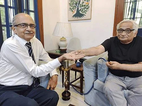அபராதம் செலுத்துவதற்கான ஒரு ரூபாயை காண்பிக்கும் வழக்குரைஞர் பிரசாந்த் பூஷண். உடன், உச்சநீதிமன்ற மூத்த வழக்குரைஞர் ராஜீவ் தவண்.