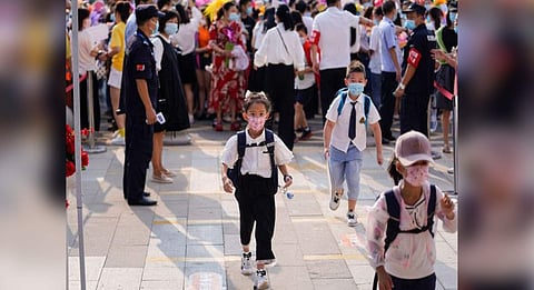 எட்டு மாதங்களுக்கு பின் பள்ளிகளுக்கு வரும் குழந்தைகள்