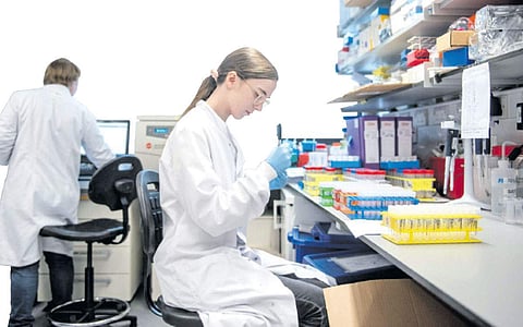 ஆக்ஸ்ஃபோர்டு பல்கலைக்கழக கரோனா தடுப்பூசி சோதனை நிறுத்திவைப்பு: பக்க விளைவை ஏற்படுத்தியதால் திடீர் முடிவு