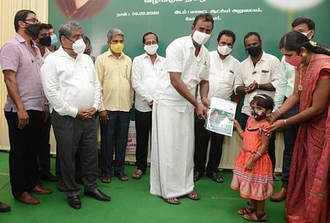 ஈழுவா, தீயா பிரிவைச் சோ்ந்த சிறுமிக்கு பிற்படுத்தப்பட்டோா் வகுப்புக்கான சான்றிதழை வழங்குகிறாா் அமைச்சா் எஸ்.பி.வேலுமணி. உடன் ஆட்சியா் கு.ராசாமணி உள்ளிட்டோா்.