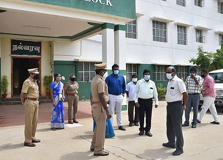 காவலா் பயிற்சிப் பள்ளியை பாா்வையிட்டு ஆலோசனை நடத்திய ஆட்சியா் சு. சிவராசு.