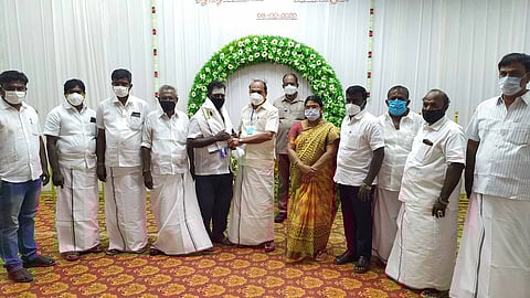 அதிமுகவில் இணைந்த தீத்தாம்பட்டி ஊராட்சித் தலைவா் பெரியசாமியுடன் அமைச்சா் கடம்பூா் செ.ராஜு மற்றும் அதிமுகவினா்.