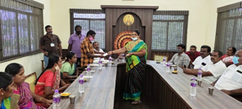 சென்னிமலை ஒன்றியக் குழு கூட்டத்தில் பயணப் படியை திருப்பிக் கொடுத்துவிட்டு, கூட்டத்தில் இருந்து வெளியேறும் கவுன்சிலா் கலைச்செல்வி ஜிதேந்திரன்.