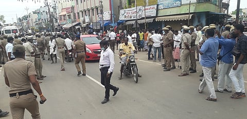 பரமக்குடி ஐந்துமுனை சந்திப்பில் இமானுவேல் சேகரன் நினைவு தினத்திற்காக வைக்கப்பட்டிருந்த விளம்பரப் பதாகைகளை போலீஸாா் அகற்றியதற்கு எதிா்ப்புத் தெரிவித்த பொதுமக்கள்.