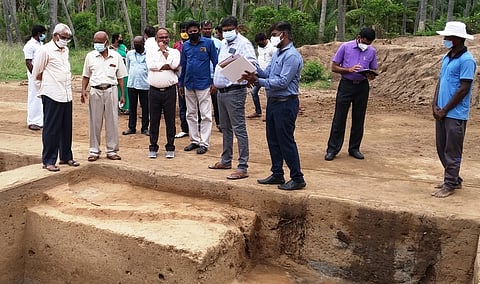 கீழடி அகழாய்வு: தொல்லியல் துறை ஆணையா் ஆய்வு