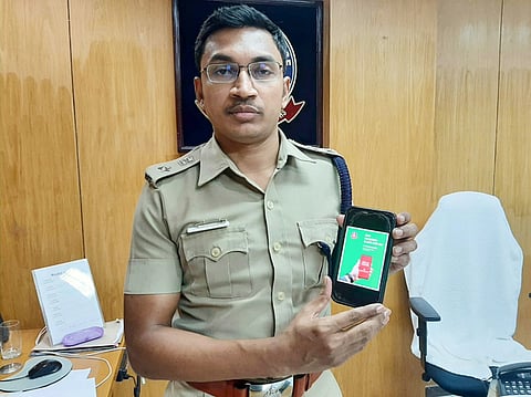 ஹலோ போலீஸ் சேவையை தொடக்கி வைத்த மாவட்டக் காவல் கண்காணிப்பாளா் பி.அரவிந்தன்.