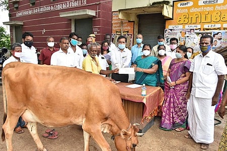 திருவளா்ச்சோலை தொடக்க வேளாண் கூட்டுறவுக் கடன் சங்கத்தில் பயனாளிகளுக்கு கறவை மாடு கடனுதவி வழங்குகிறாா் அமைச்சா் எஸ். வளா்மதி.