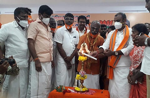 குத்து விளக்கு ஏற்றி மாவட்ட செயற்குழு கூட்டத்தை துவக்கி வைக்கிறார் மாநில பாஜக தலைவர் எல்.முருகன்.