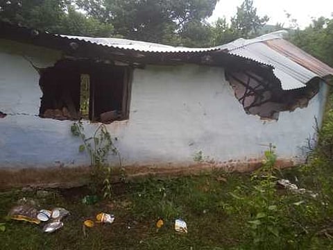 ஒற்றை யானையால் சேதப்படுத்தப்பட்ட கணேசனின் தோட்டத்து வீடு. அப்பகுதியில் சுற்றித்திரியும் ஒற்றை யானை.