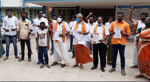 மாவட்ட ஆட்சியா் அலுவலகத்தில் ஆா்ப்பாட்டத்தில் ஈடுபட்ட இந்து மக்கள் கட்சியினா்.