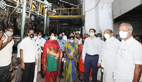 குருங்குளம் சா்க்கரை ஆலையில் வெள்ளிக்கிழமை ஆய்வு செய்த மாநிலங்களவை உறுப்பினா் ஆா். வைத்திலிங்கம். உடன் ஆட்சியா் ம. கோவிந்த ராவ்.