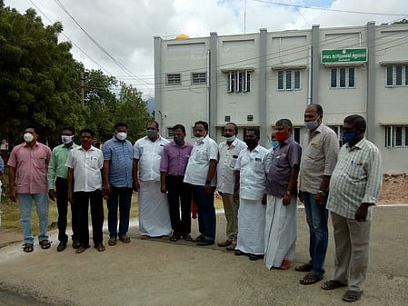 தென்காசி ஆட்சியா் அலுவலகத்தில் மனு அளித்த குற்றாலம் தங்கும்விடுதி உரிமையாளா் சங்கத்தினா்.