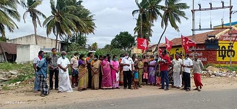 திருப்பூர் வீரபாண்டி அருகே உள்ள பள்ளத்தை தூர்வாரக்கோரி ஆர்ப்பாட்டத்தில் ஈடுபட்ட இந்திய கம்யூனிஸ்ட் கட்சியினர்.