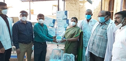 தூத்துக்குடி அரசு மருத்துவக் கல்லூரி மருத்துவமனைக்கு தேவையான மருத்துவ உபகரணங்களை வியாழக்கிழமை வழங்குகிறாா் சட்டப் பேரவை உறுப்பினா் கீதாஜீவன்.