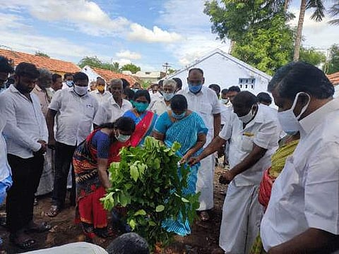 மேல்நிலை நீர்த்தேக்கத் தொட்டி மற்றும் தார்சாலை அமைக்கும் பணி உள்ளிட்ட சுமார் ரூ. 80 லட்சம் மதிப்புள்ள நலத்திட்ட பணிகளை தொடங்கி வைத்த அதிமுக சட்டப்பேரவை உறுப்பினர் வெற்றிவேல்.