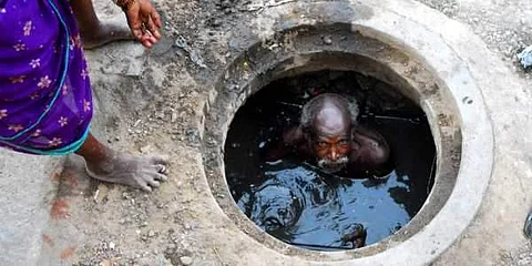 மனிதர்கள் மலம் அள்ளுவதை தடை செய்யும் வகையில் தனித் திருத்த மசோதாவை கொண்டுவர மத்திய அரசு திட்டமிட்டுள்ளது.