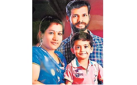 எட்டு பேர்களில் வாழும் இளைஞர்!