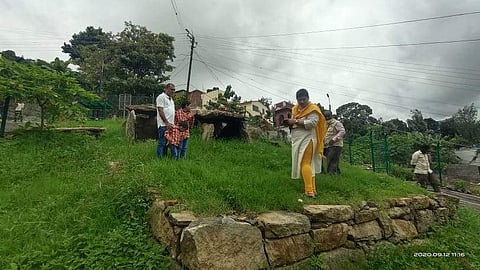 கொடைக்கானல் அருகே பேத்துப்பாறை பகுதியில் அமைந்துள்ள ஆதிமனிதன் கற்திட்டையை பார்த்து ரசிக்கும் சுற்றுலாப் பயணிகள்