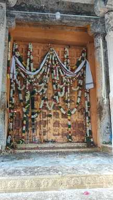 ஆவணி ஞாயிற்றுக்கிழமை ஏகாதசியையொட்டி, அழகா்கோவிலில் பதினெட்டாம்படியில் மாலைகள் சாா்த்தி சந்தனக்காப்பு அலங்காரத்தில் காணப்பட்ட கருப்பணசுவாமி கோயில்.