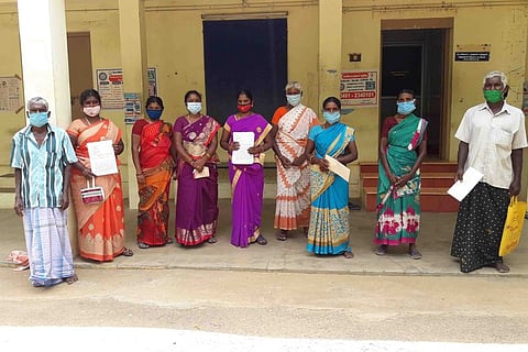 ஓடை ஆக்கிரமிப்பை அகற்ற வலியுறுத்தி கோவில்பட்டியில் கோட்டாட்சியா் அலுவலகத்தில் போராட்டத்தில் ஈடுபட்ட உருளைகுடி கிராம மக்கள்.