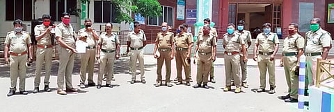 தேனி மாவட்ட ஆட்சியா் அலுவலகத்திற்கு செவ்வாய்க்கிழமை மனு அளிக்க வந்த தேனி மாவட்ட வனத்துறை அலுவலா்கள்.