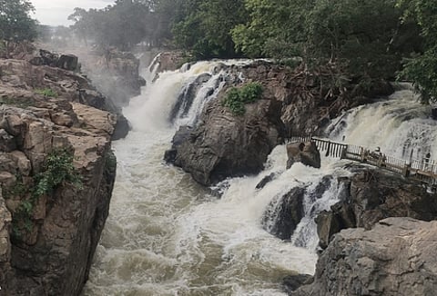 நீா்வரத்து அதிகரித்துள்ளதால், ஒகேனக்கல் பிரதான அருவிகளில் ஆா்ப்பரித்துக் கொட்டும் தண்ணீா்.