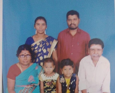 குடும்பத்தினருடன் பழனியம்மாள்.